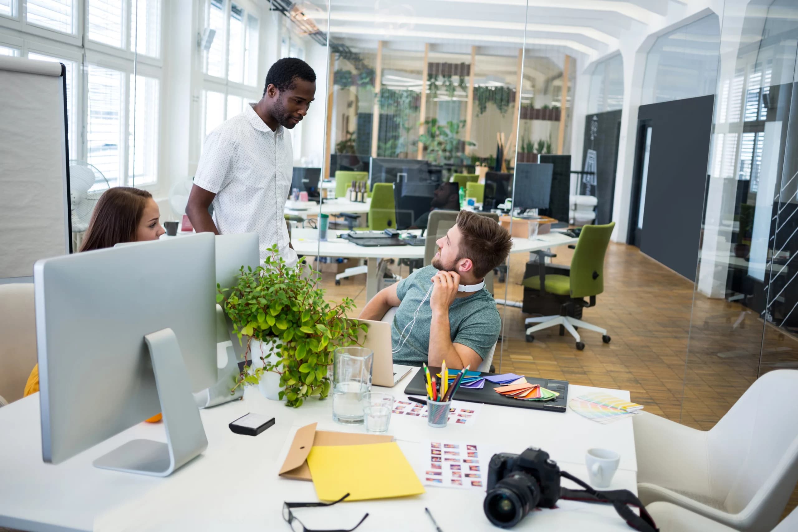Équipe de développeurs web discutant dans un bureau moderne