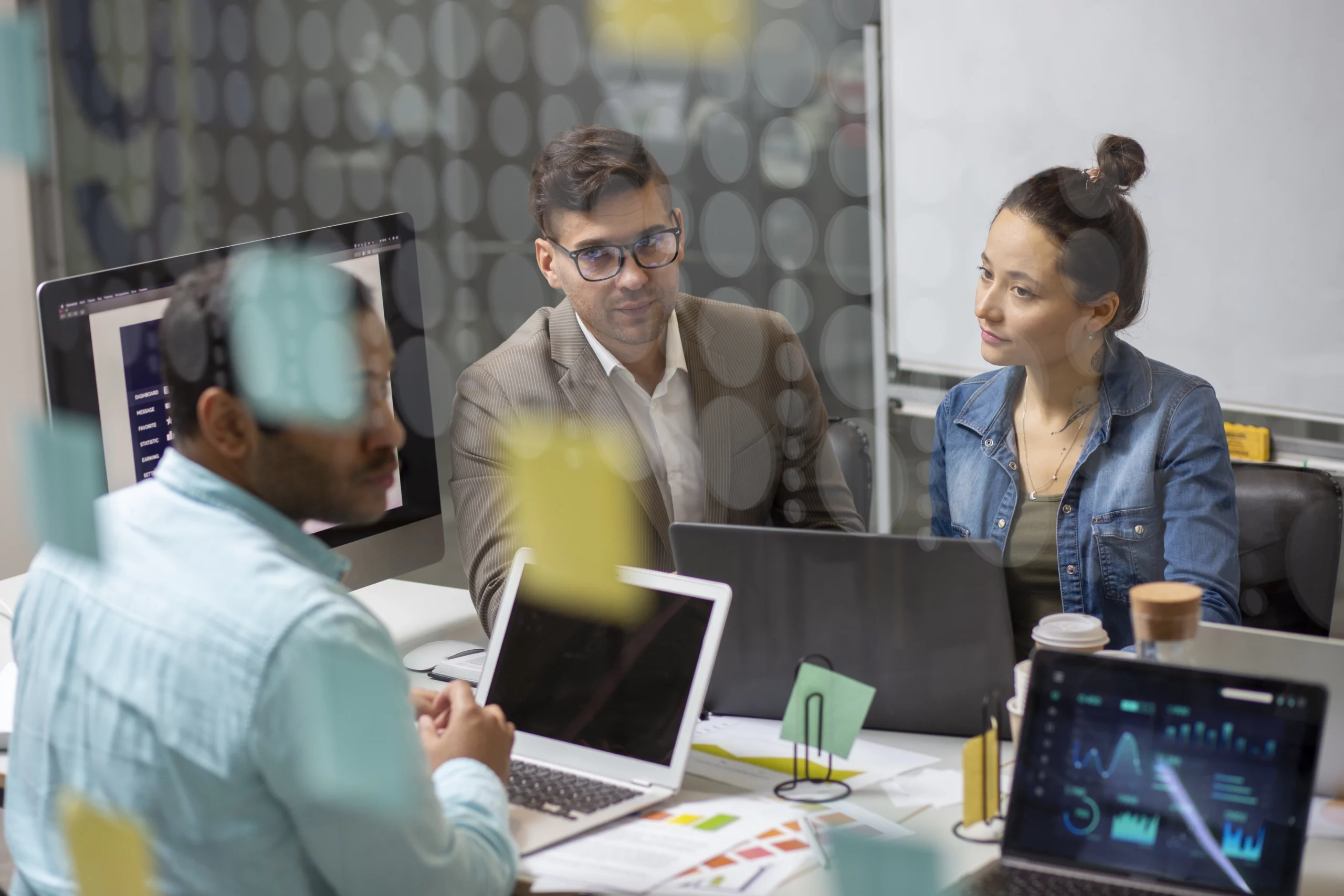 Équipe d'une agence SEO discutant de stratégies de référencement naturel