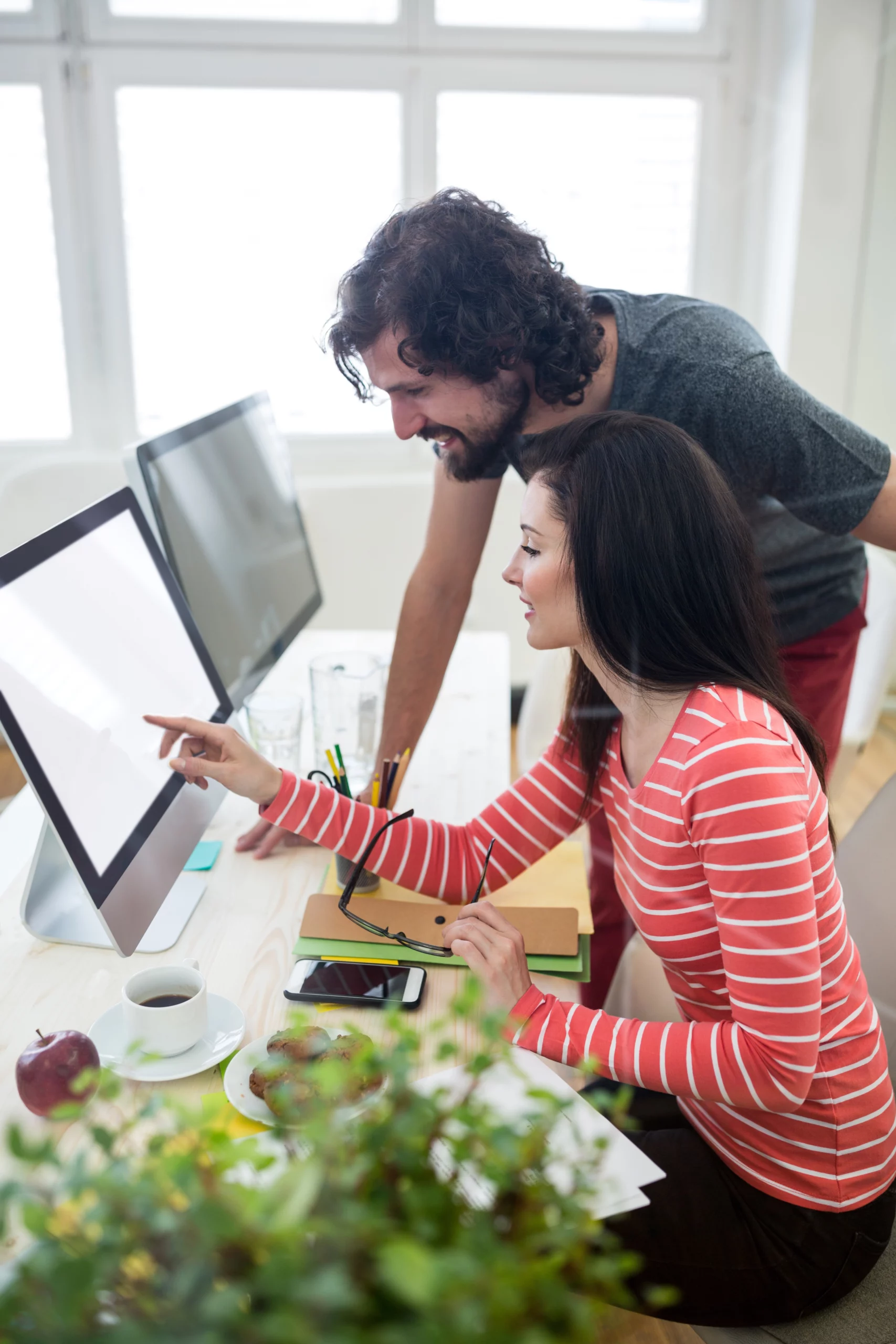 Collegue dans un open space faisant une stratégie SEO