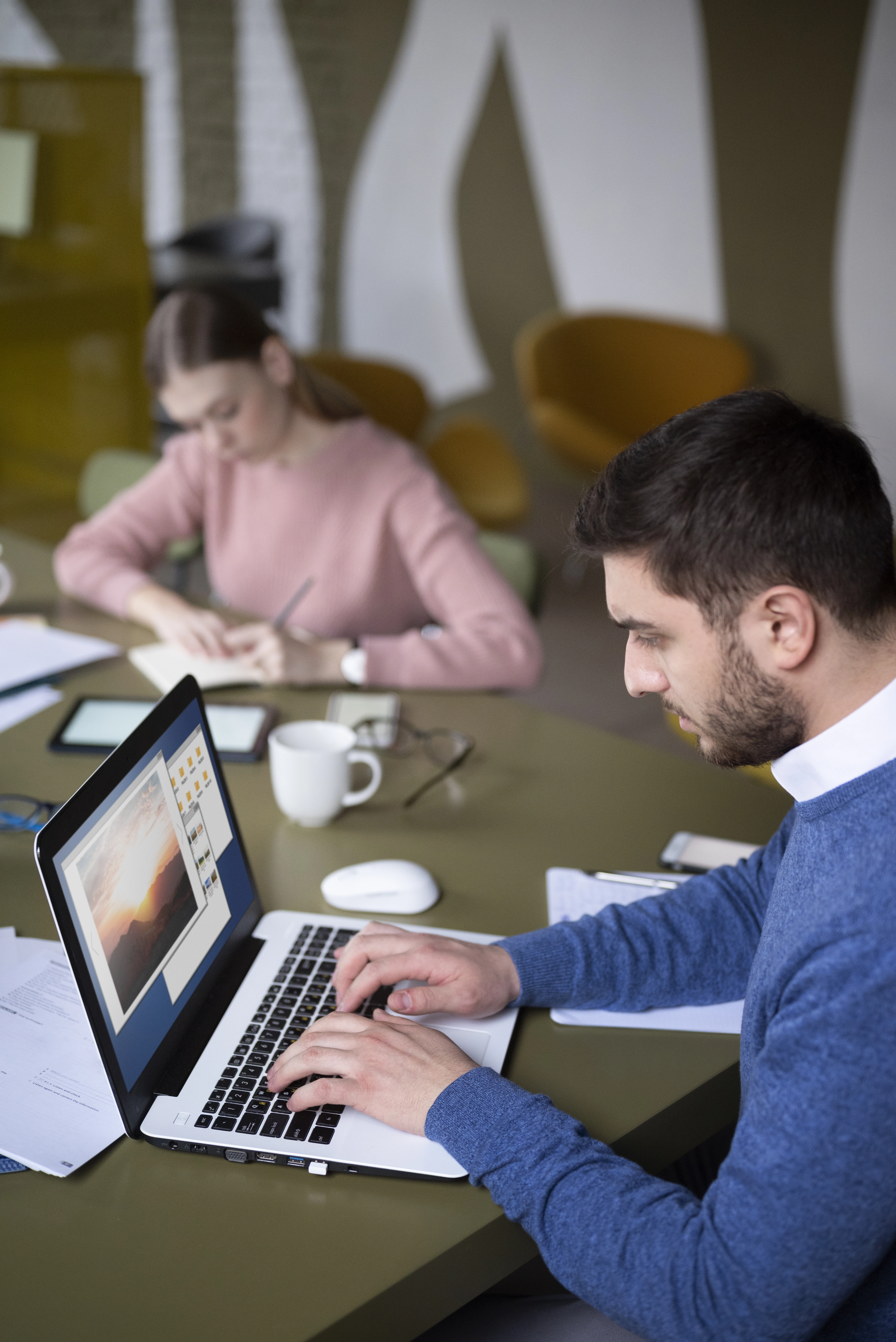 Un expert SEO travaillant sur l'optimisation des pages produits d'un site e-commerce