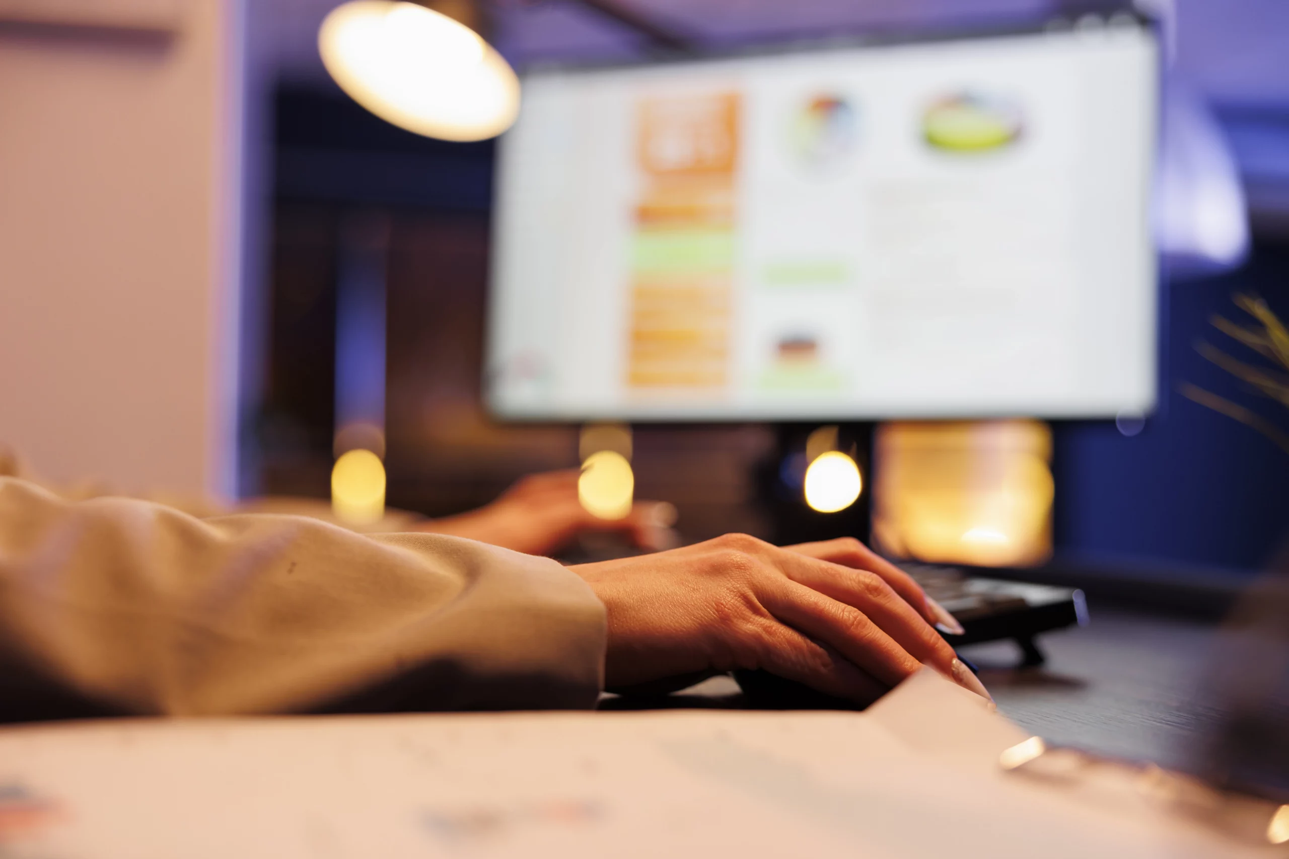 Personne travaillant sur un site web Prestashop sur un écran d'ordinateur