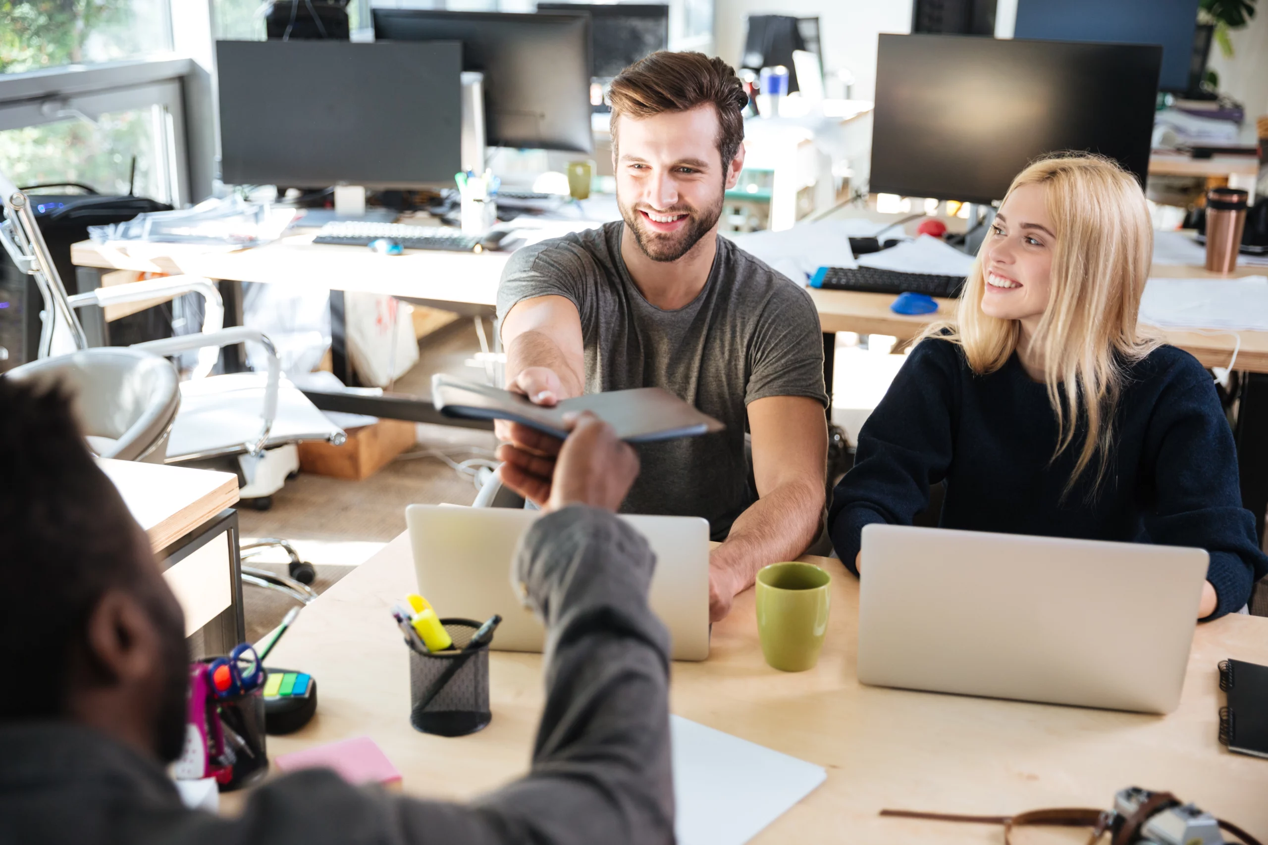 Une consultante SEO présente une stratégie UX sur une tablette devant un tableau de planification.